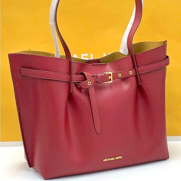 MICHAEL KORS
Emilia Large Pebbled Leather Shoulder Tote Bag
COLOR DARK CHERRy - Picture 1 of 16